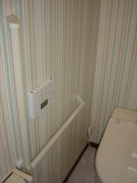 グリーンの壁紙で爽やかトイレに